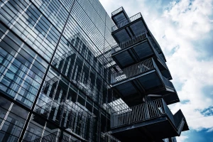 Taras i ogród w jednym stylu: jak zaplanować architekturę ogrodową na małej działce, by optycznie powiększyć przestrzeń i stworzyć strefy relaksu.