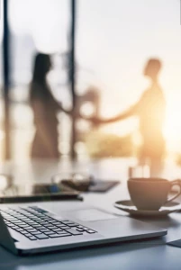 5 powodów, dla których ergonomiczne meble biurowe podnoszą produktywność: od krzeseł z regulacją po biurka z poprawną wysokością.